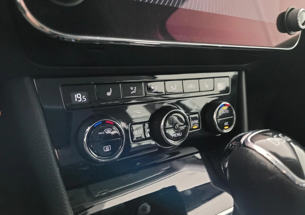 Skoda Superb cena 99900 przebieg: 108611, rok produkcji 2018 z Grodzisk Mazowiecki małe 277